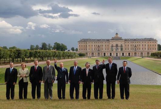 Главы государств и правительств «Группы восьми» во время официального фотографирования