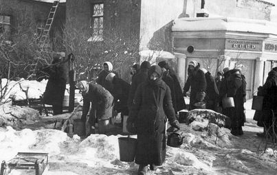 У водоразборной колонки, установленной на углу ул.Дзержинского и Загородного проспекта 5 февраля  1942 г. Место съемки: г.Ленинград Автор съемки: Федосеев В. ЦГАКФФД СПб, ед. хр. Ар- 181959