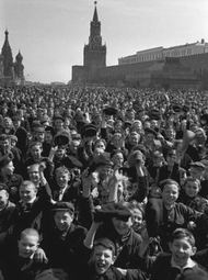 Москвичи на Красной площади в День Победы 9 мая  1945 г. Место съемки: г.Москва Автор съемки: Гаранин А. РГАКФД, ед. хр. 0-234786 Снимок принадлежит ГосАрхиву России - см.ссылку ниже!