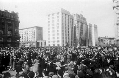 Москвичи танцуют на Манежной площади во время народного гулянья в День Победы 9 мая  1945 г. Место съемки: г.Москва Автор съемки: Халип Я. РГАКФД, ед. хр. 0-302879 Снимок принадлежит ГосАрхиву России - см.ссылку ниже!